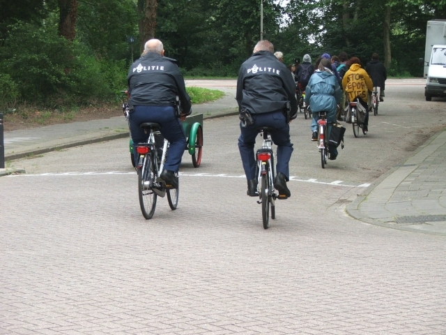 Fietstocht gaat loos, mt begeleiding van de sterke arm...