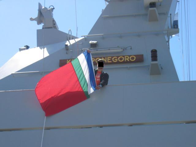 De vlag bij de naam van het schip. 