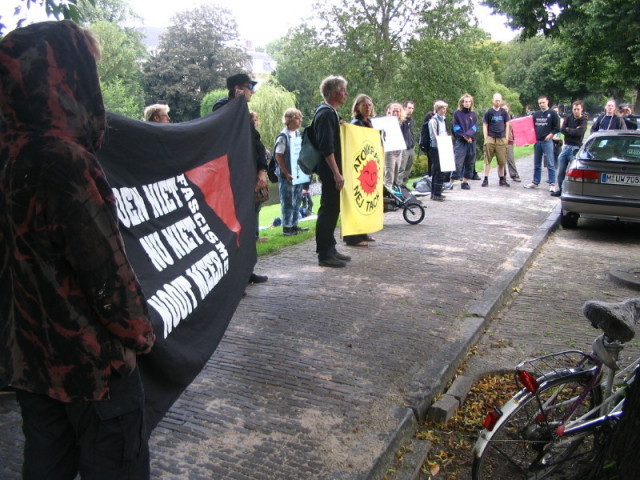 antifa en antinuke naast elkaar