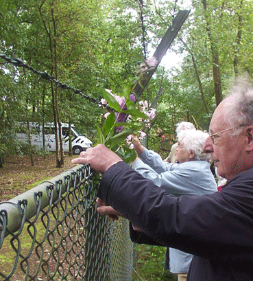 Een maandelijkse ritueel bloemen tussen het prikkeldraad 