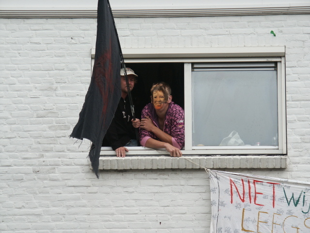 kraker met vlag en Bea-masker