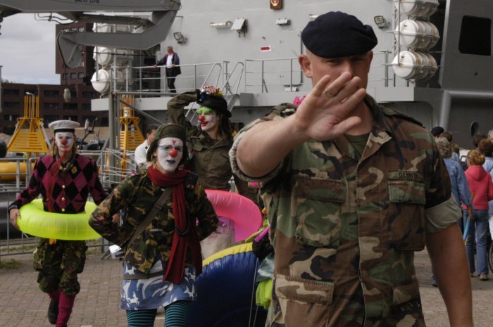 ..waar persoonlijke escorte was geregeld! Pers werd op veilige afstand gehouden.