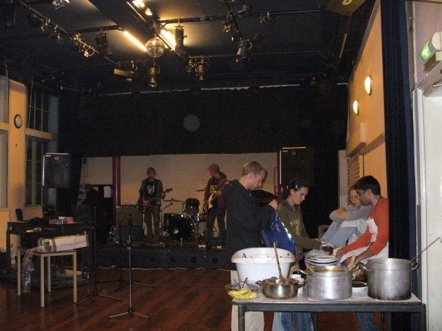 eten van FNB en soundchecken Suicidal Birds