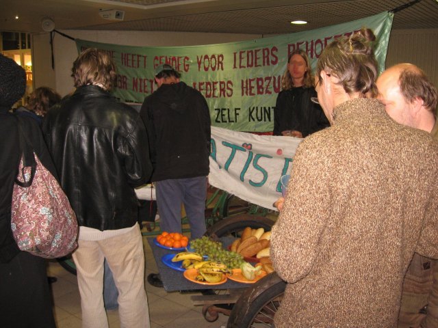 food not bombs deel fruit en sushi uit