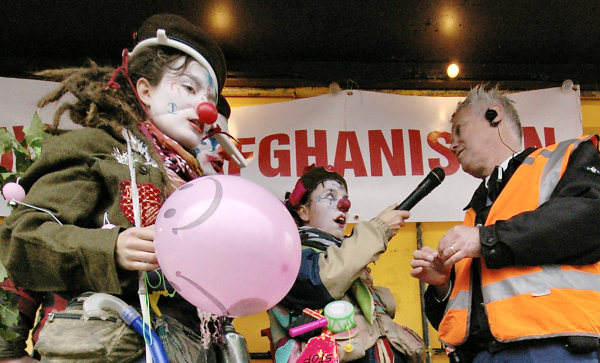 clowns in gesprek met wilde pliesieman