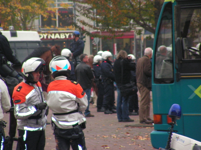 Politie en ME met paarden