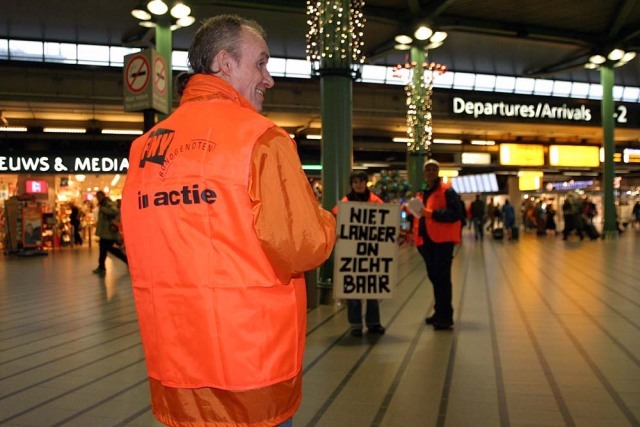 Op Schiphol aan het flyeren