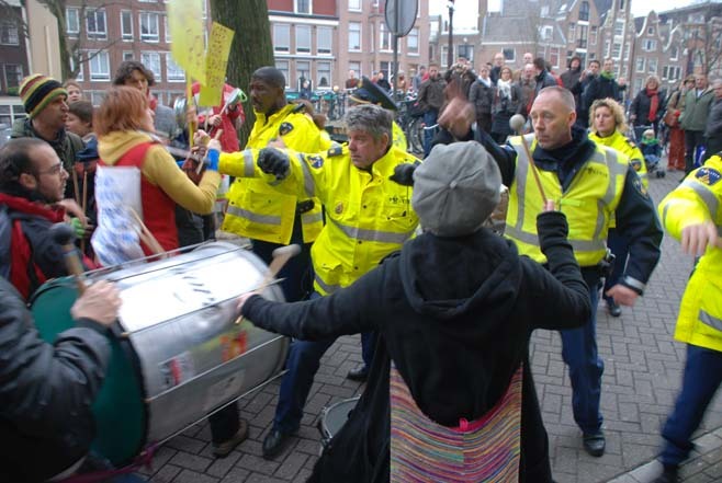 Politie houdt de Pro Choise activisten tegen.