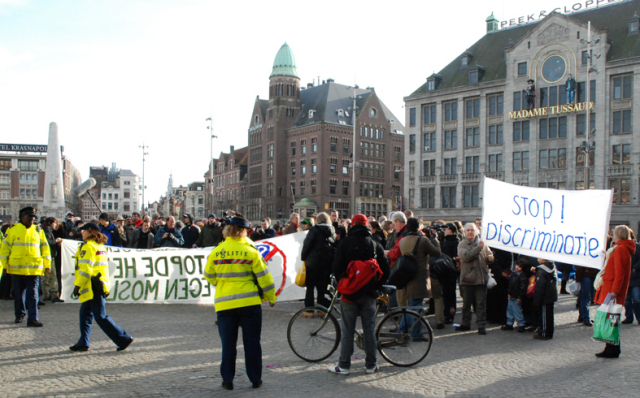 de linkse demonstranten op afstand