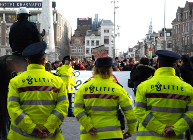 politie houdt linkse demonstranten op afstand