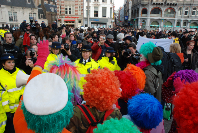 politie houdt de clowns weg bij de anti-islam-demonstranten