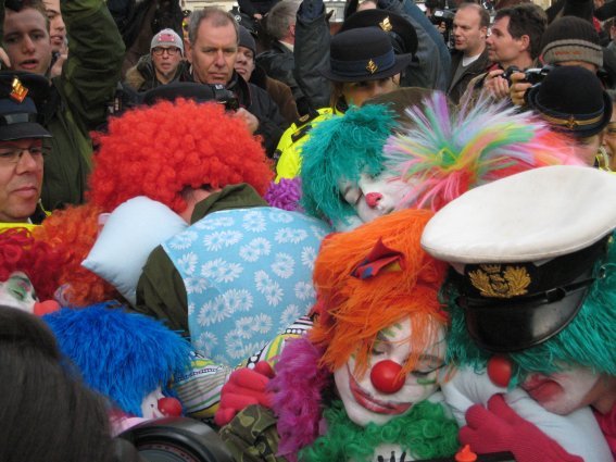 'Bed-In' in de armen van agenten