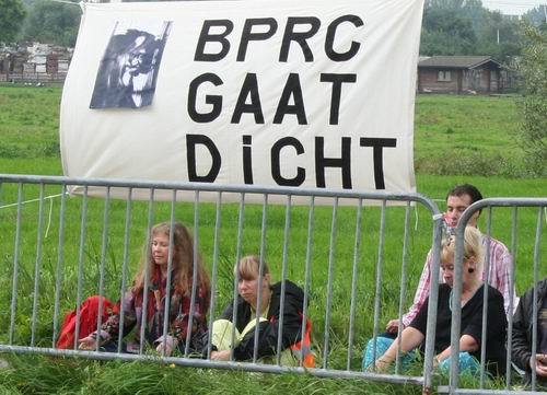 Meditatie bij het BPRC, achter de hekken aan de overkant