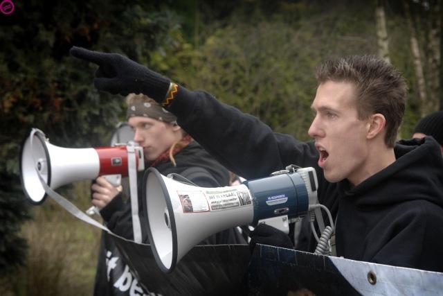 Peter Janssen brengt de Hitlergroet tijdens een lawaaidemo in Horst.