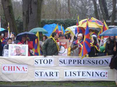 Tibetanen bij de Chinese Ambassade in Den Haag,16 maart 2008.