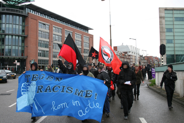 meteen vanaf het begin werden er luid leuzens geroepen.