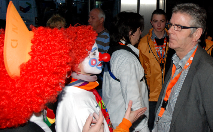 TON-man weigert vanuit zijn overtuiging de clown een hand te schudden