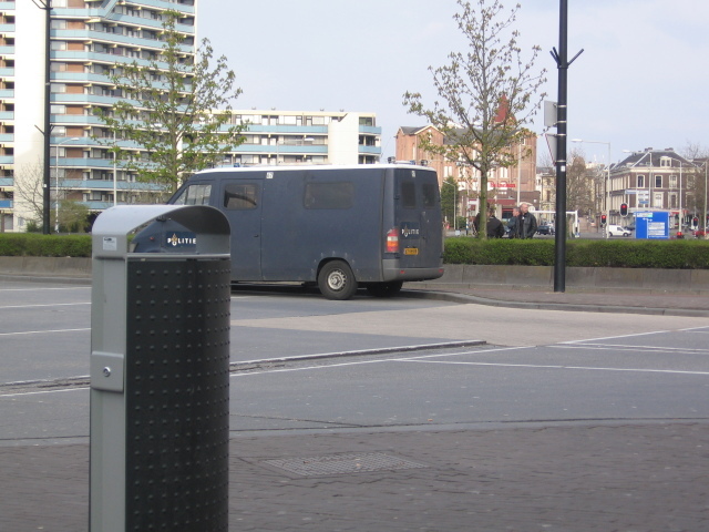 rond het pand lopen stillen die om ID vragen