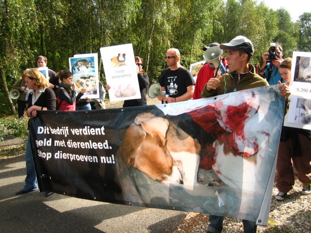 protest bij proefdierfokker