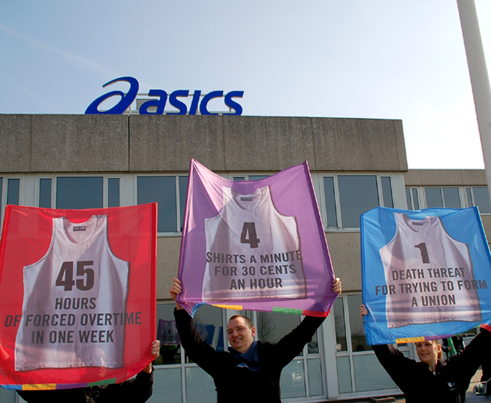 De Schone Kleren Kampagne bezoekt Asics in Hoofddorp.