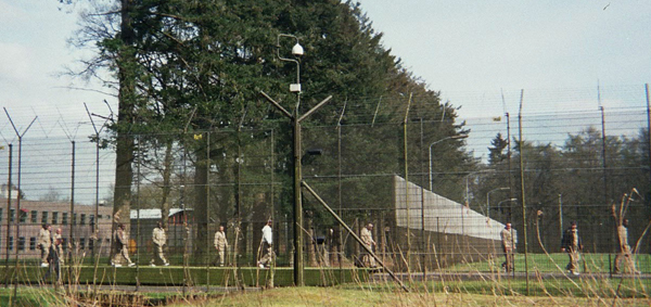 Mannen in overalls komen van de arbeid