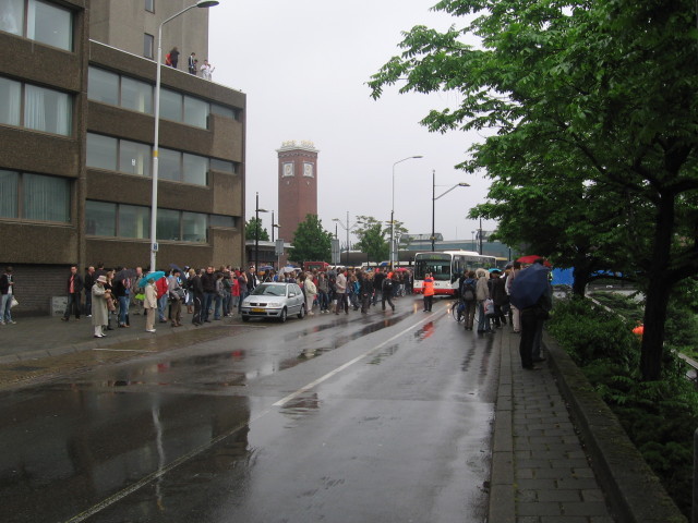 grote groep mensen kijkt toe