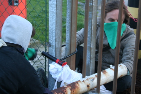 vastgeketend aan de poorten van Cargill