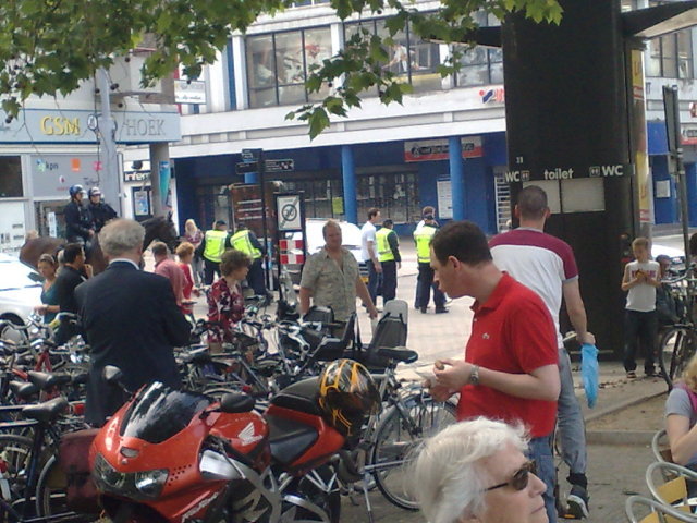 de politie versperde alle toegangsmogelijkheden tot het plein/park