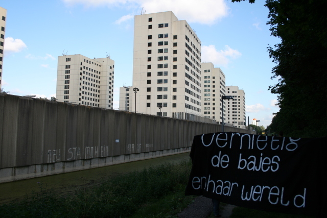 het spandoek : vernietig de bajes, en haar wereld!