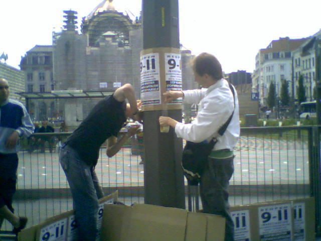 Niets verandert vanachter je pc. 2 activisten aan het Station in Antwerpen