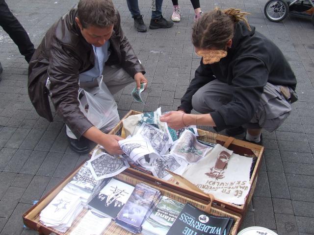 Uitdelen van informatiekrantjes, flyers, plattegronden, teksten, artikels enz.