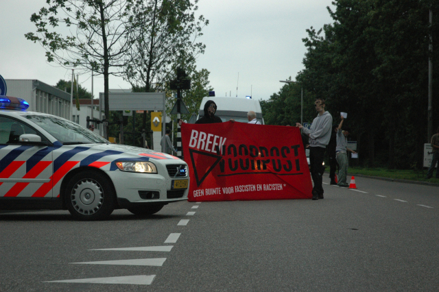 Antifascisten flyeren op de weg naar het circus