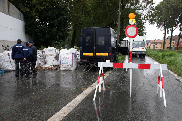 Foto van de politie die het bos aan het afzetten is.