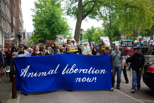 Optocht tegen dierproeven in Amsterdam