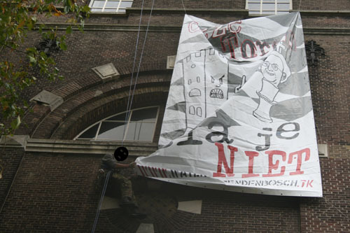 spandoek wordt opgehangen