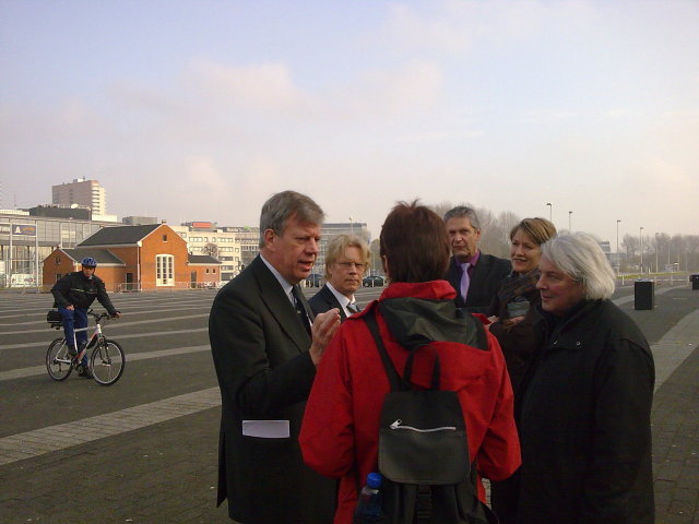 in discussie met burgemeester Opstelten