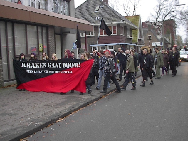 De demonstratie is op het eindpunt aangekomen, voor Huize Spoorloos