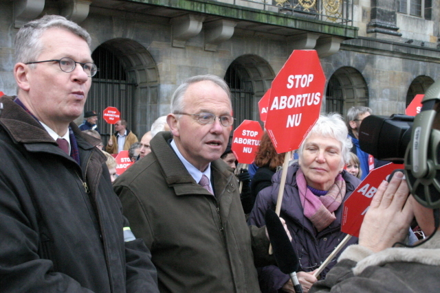 In midden voorzitter Bert Dorenbos, rechts Willy Dorenbos