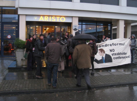 uitdelen van info en discussies bij aankomst conferentiegangers