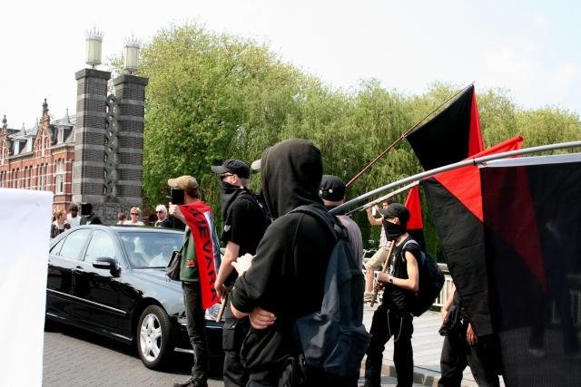 de weg werd korte tijd bezet gehouden voor (nogal duur uitziende ;-) ) auto's