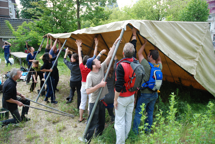 het opbouwen van de tent