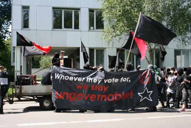 Black Block en aanhangwagen, veel vlaggen