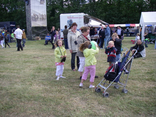 Kinderen krijgen een ballon... wat een herrie hier