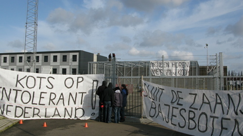 locker aan hek met op de achtergrond mensen op een kooi