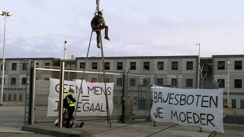 het andere hek: in en aan de driepoot (net niet te zien: nog 2 lockers aan hek)