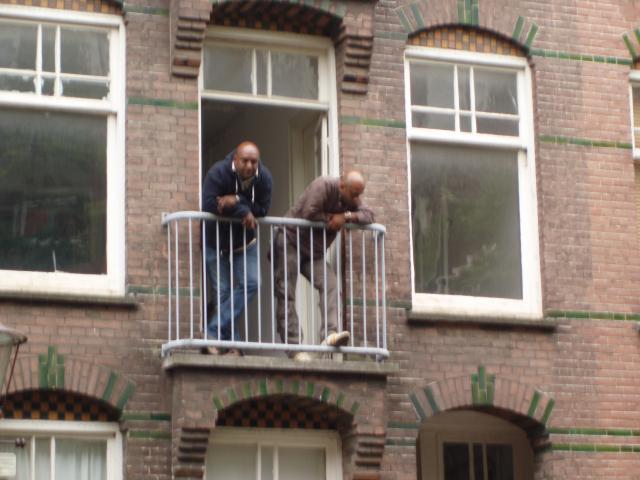 Twee leden van de knokploeg die in de woning gedrongen zijn.