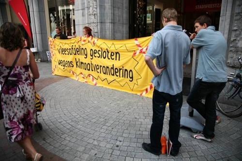 spandoek voor ingang winkelcentrum