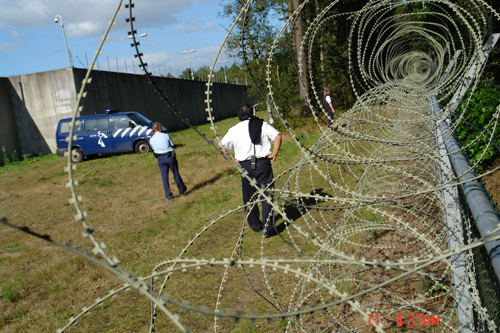 G4S bewakers keren fotograaf de rug toe