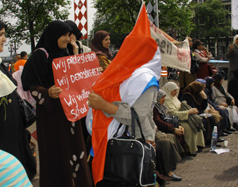 Een boerka is geen belemmering voor Nederlands zijn.