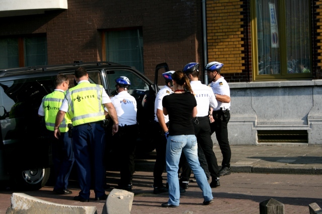 meerdere arrestanten afgevoerd in ongemarkeerde busjes